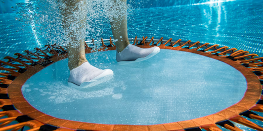 Trampoline de piscine : à partir de quel âge et pour quel usage ?