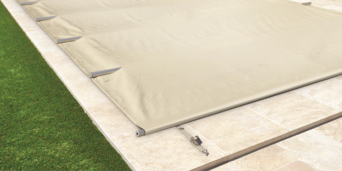 Bâches d'hivernage ou bâches à barres : que choisir pour sa piscine ?