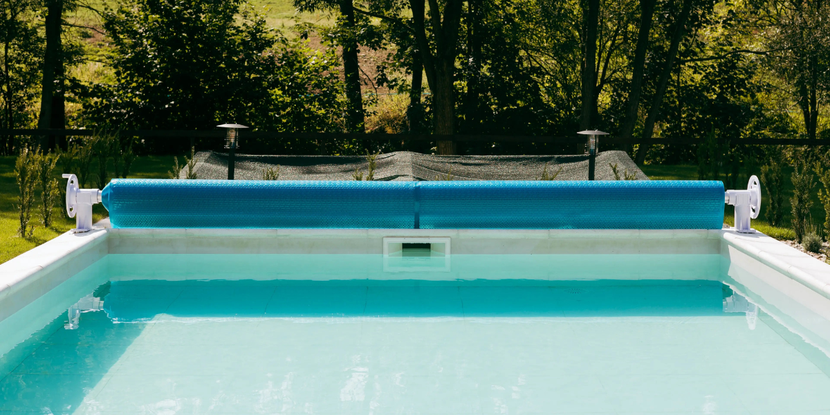 Comment couvrir une piscine de forme libre ?