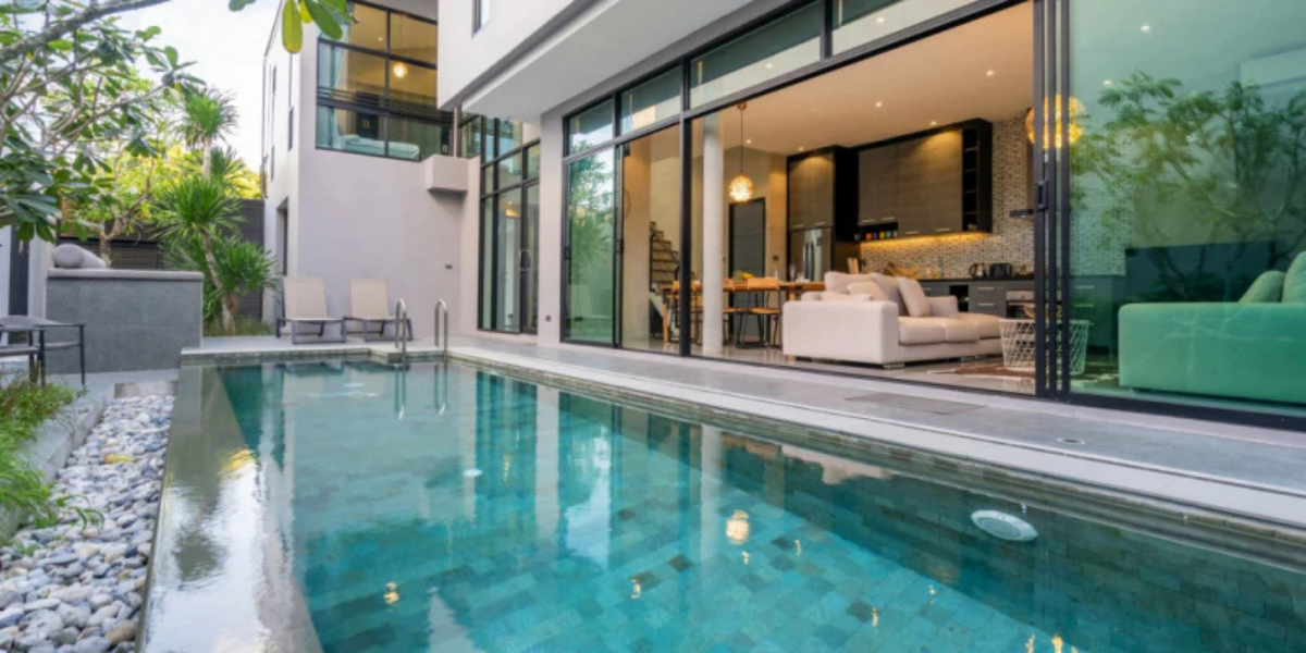 Comment gérer le niveau d'une piscine à débordement ? Les conseils Pool planet