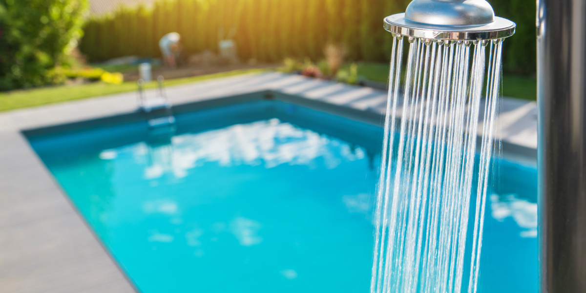 Douche de piscine : les obligations légales en France