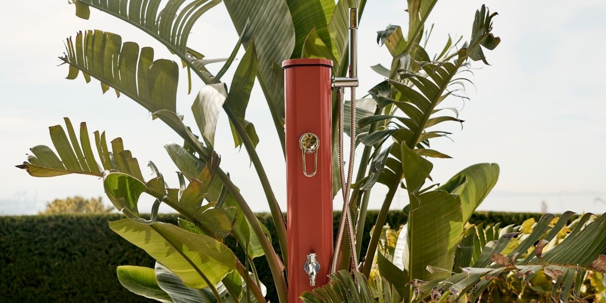 Douche solaire de piscine : le guide complet (fonctionnement, choix, installation)