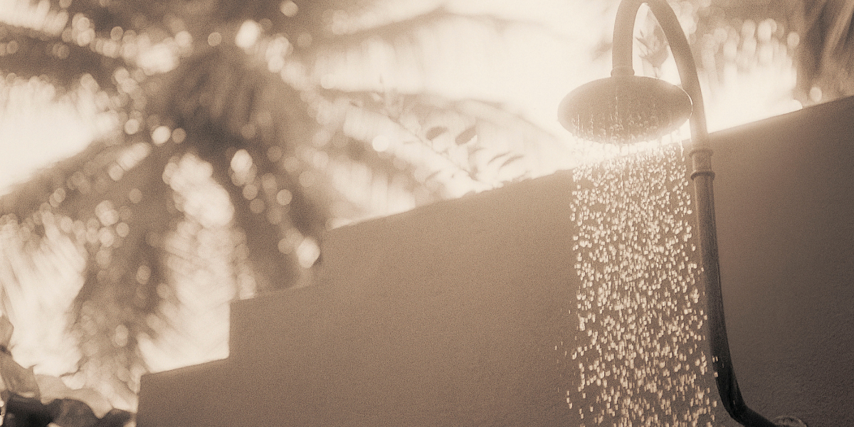 Douche solaire ou douche de jardin raccordée : laquelle choisir ?