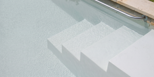 Eau de piscine trouble et blanche : 5 causes et la séquence pour tout rattraper