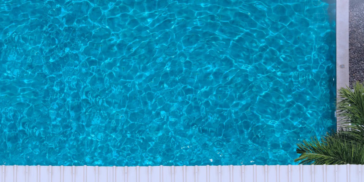 Eau trouble dans votre piscine : quelle est la meilleure solution ?