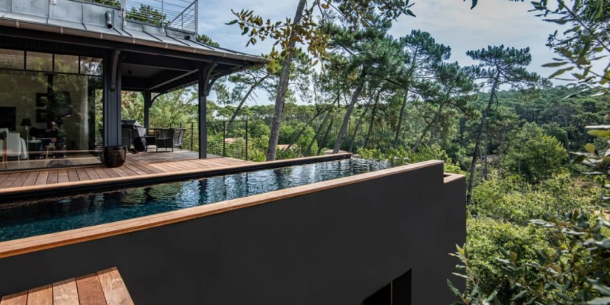 Impact de la couleur du liner : une piscine à fond noir chauffe-t-elle plus vite qu’une piscine à fond bleu ?