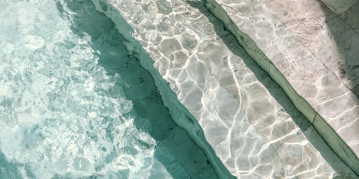 Piscine avec marches / escaliers : quel robot nettoyeur ?