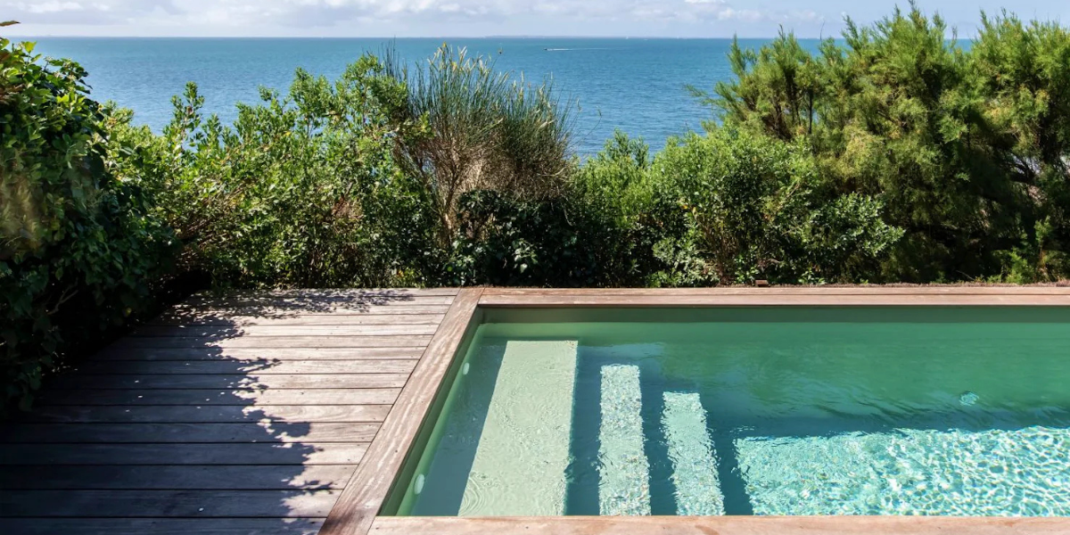 Piscine propre à coup sûr : 3 astuces imparables !
