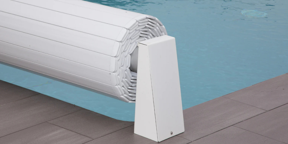 Pourquoi et comment installer un volet roulant de piscine ?