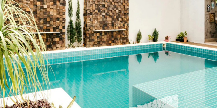 Pourquoi l'eau de ma piscine est laiteuse ? 4 solutions simples
