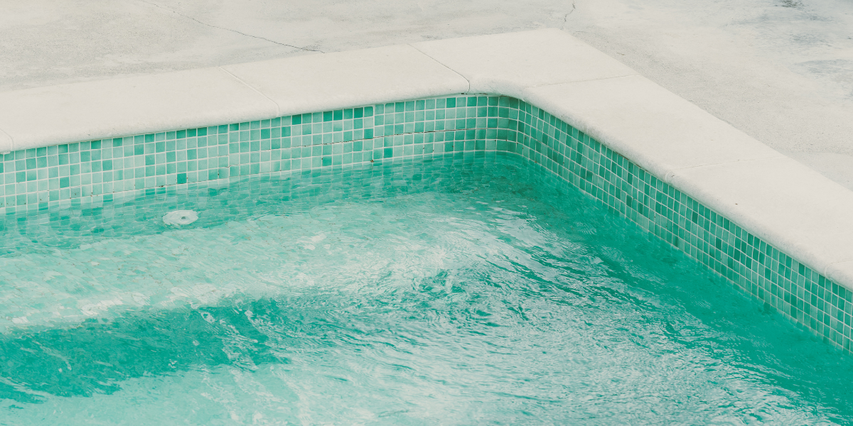 Pourquoi l'eau de ma piscine reste verte après traitement ?