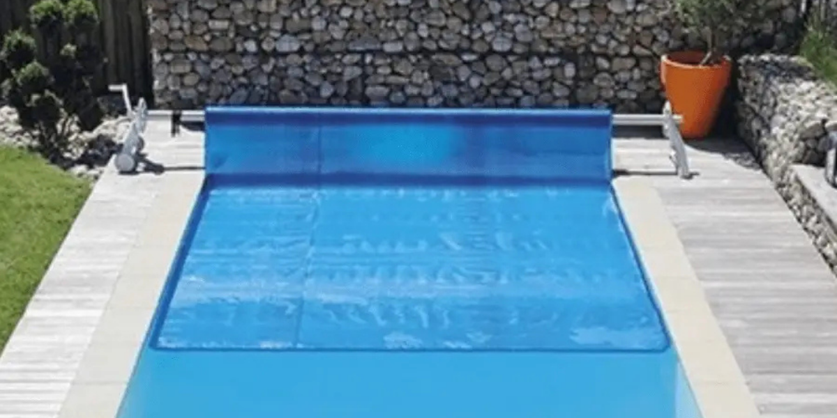 Pourquoi utiliser une couverture solaire pour chauffer naturellement votre piscine ?