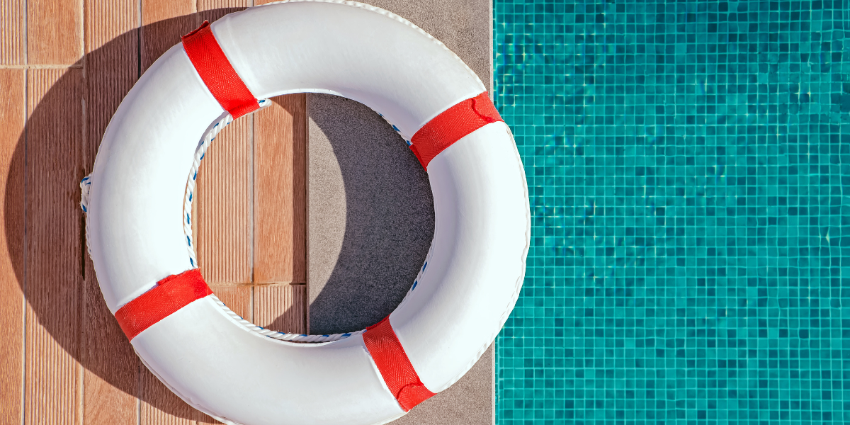 Sécurité piscine : les 3 équipements obligatoires que vous ne pouvez plus ignorer