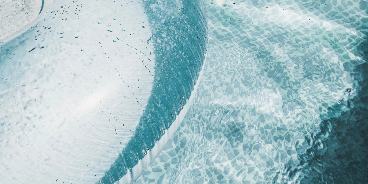 Supprimer les taches incrustées sur un liner de piscine : facile !