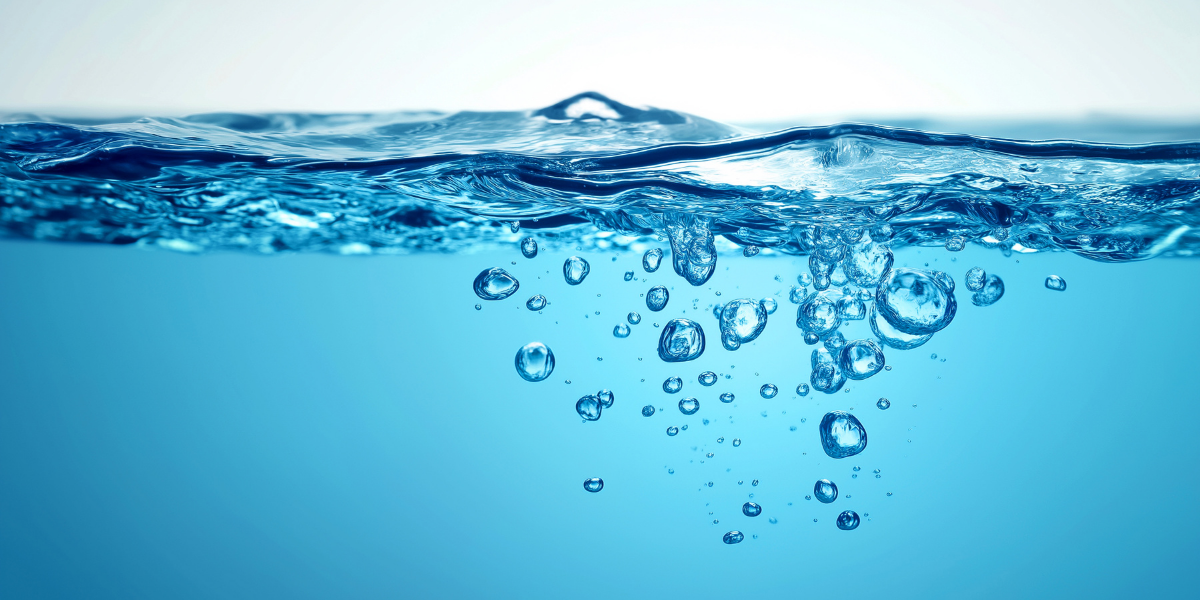 TAC piscine trop bas : pourquoi, comment le remonter et stabiliser votre eau