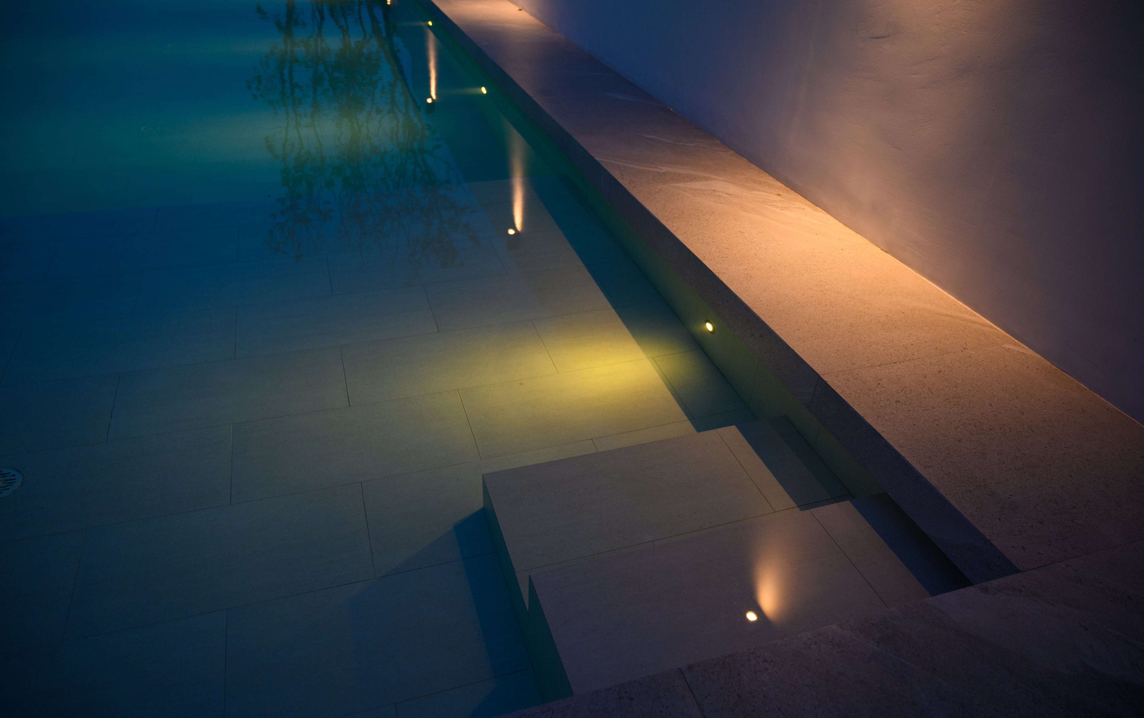 Quel éclairage design pour votre piscine la nuit ?