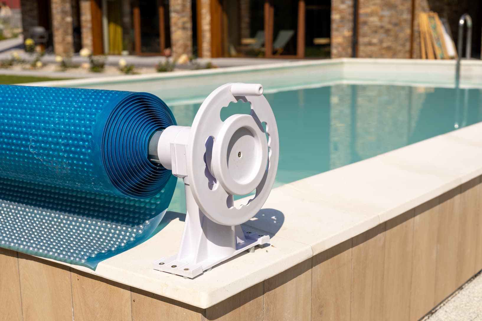 Bâche à bulles ou Bâche à barres pour piscine : Comment faire le bon choix ?