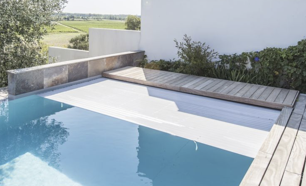 Volet de piscine immergé : avantages et inconvénients