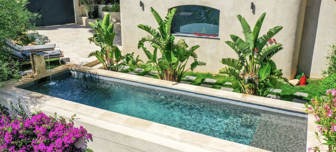 Comment le chlore désinfecte-t-il l'eau d'une piscine ?