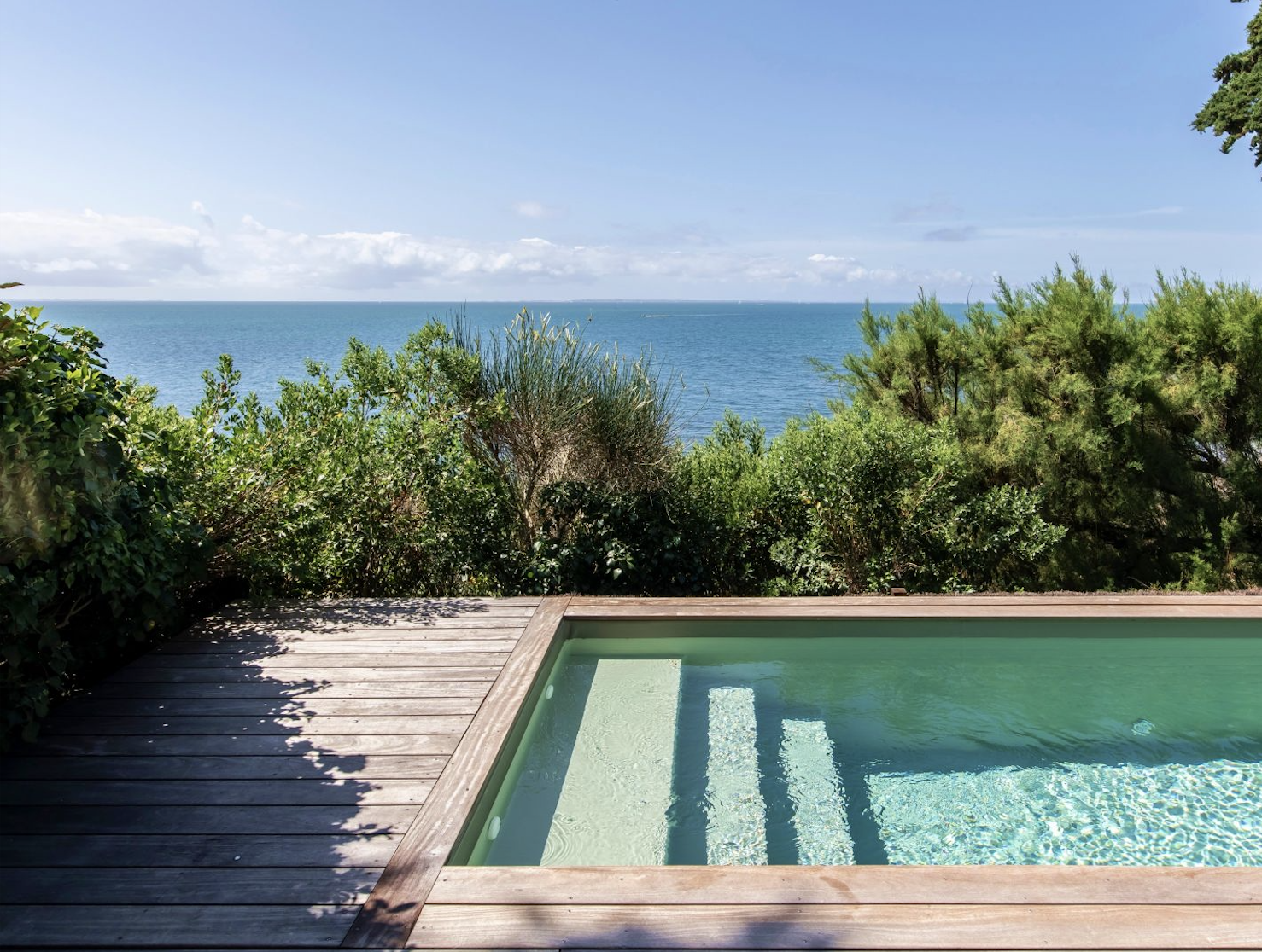 Piscine propre à coup sûr : 3 astuces imparables !