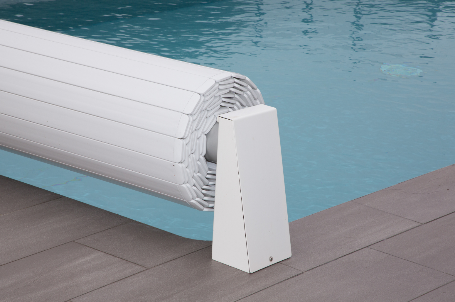 Pourquoi et comment installer un volet roulant de piscine ?