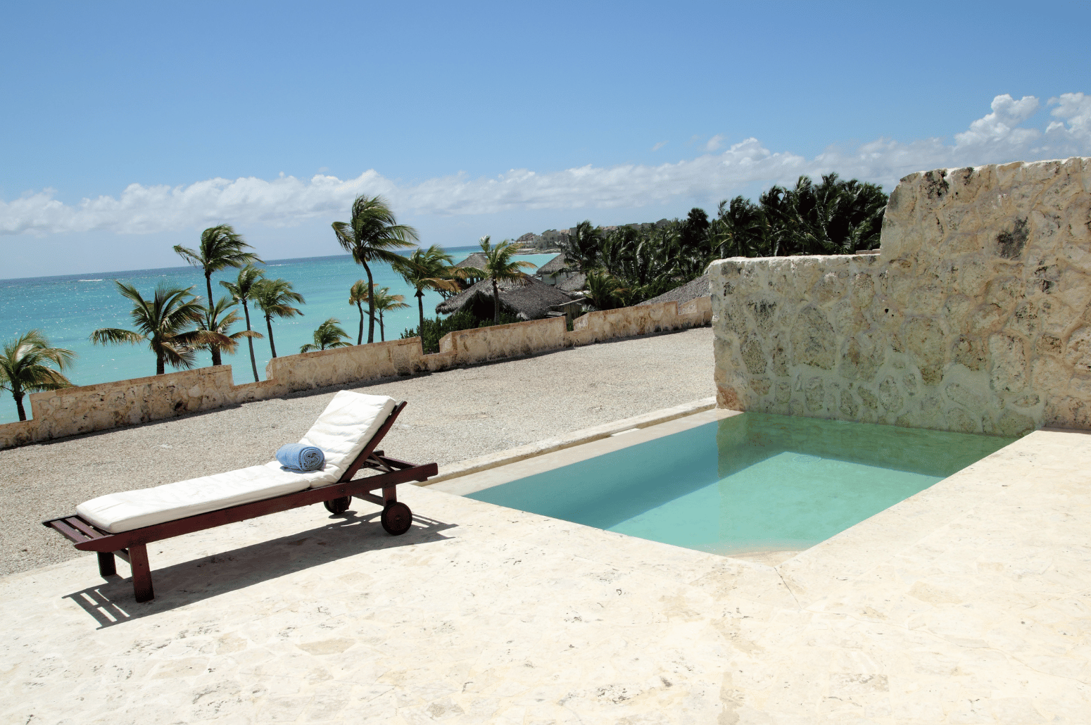 Pourquoi faut-il surveiller la concentration de stabilisant d'une piscine ?