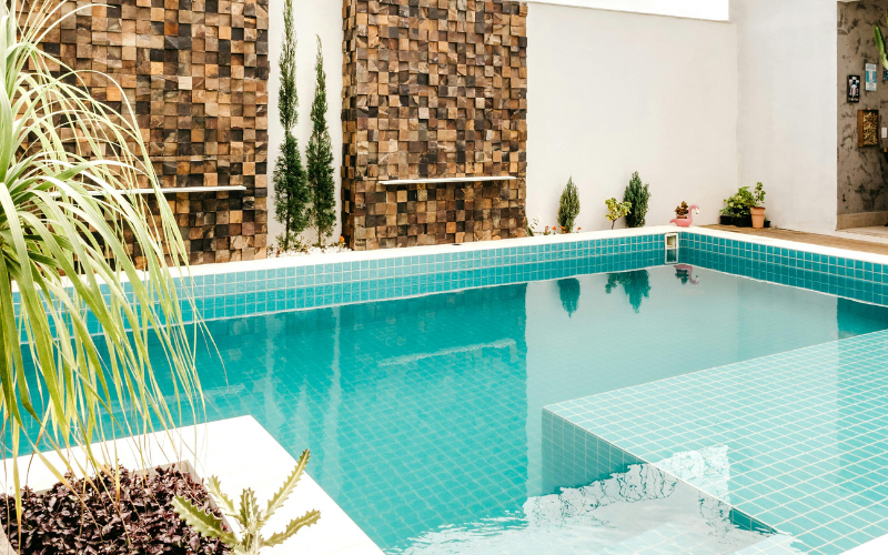 Pourquoi l'eau de ma piscine est laiteuse ? 4 solutions simples
