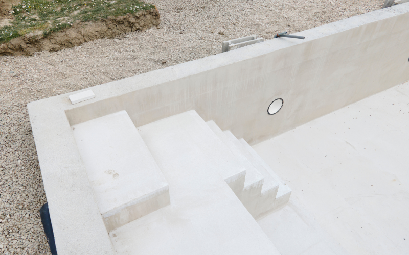 Préparer son projet de rénovation de piscine pendant l’hiver (liner, margelles, éclairage LED)