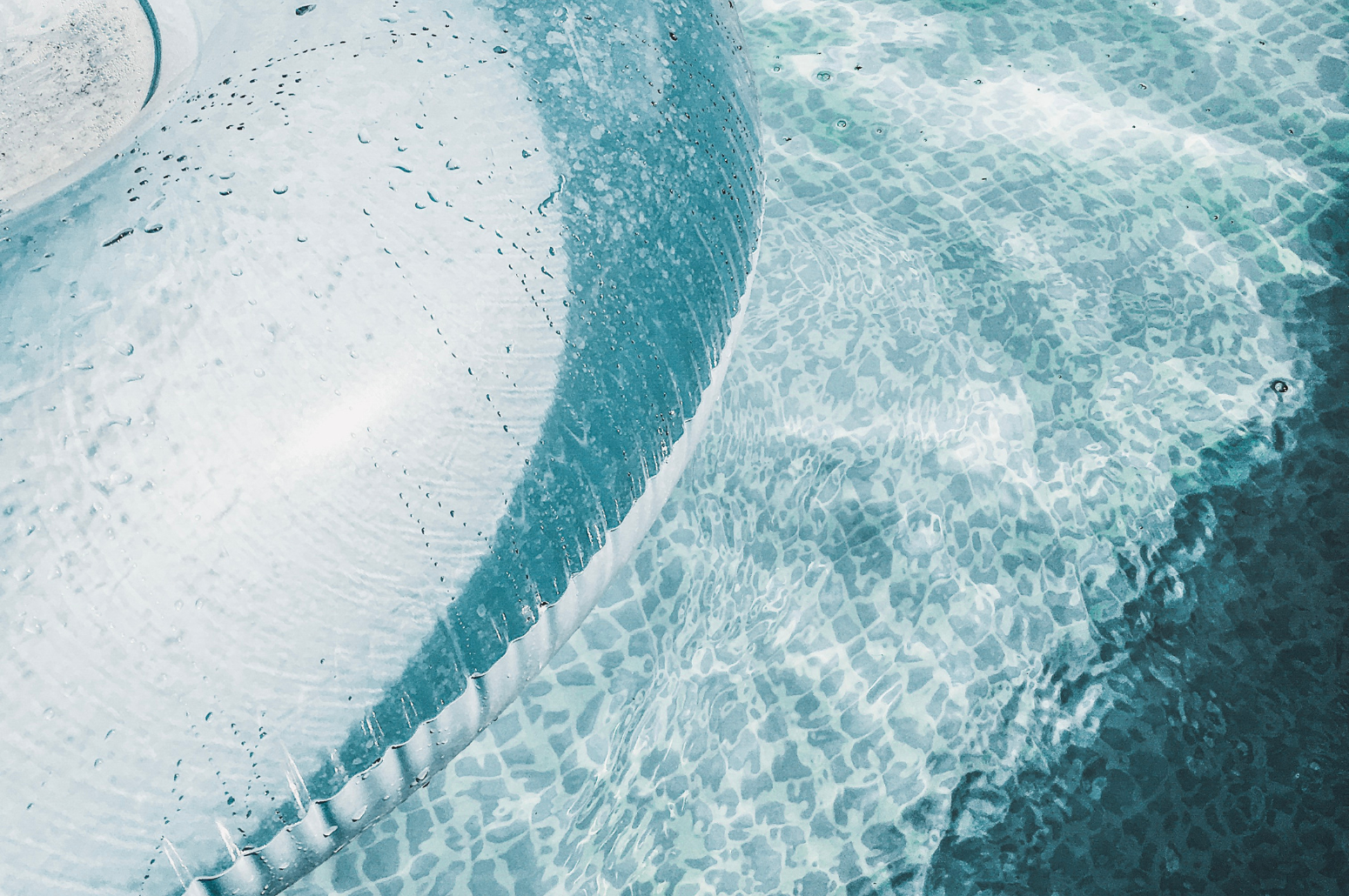 Supprimer les taches incrustées sur un liner de piscine : facile !