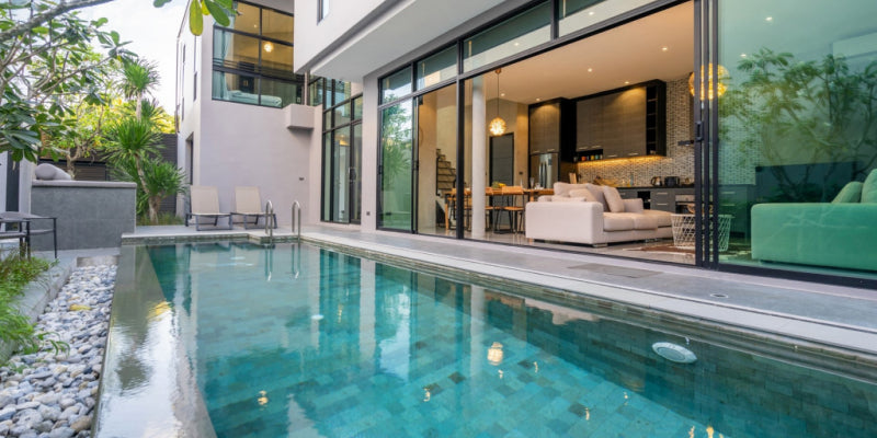 Comment gérer le niveau d'une piscine à débordement ?