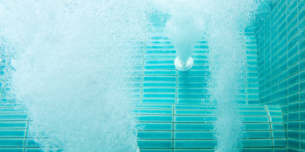 Bulles d’eau en mouvement dans une piscine illustrant les coffrets NCC Poolplanet, permettant de contrôler la nage à contre-courant pour un entraînement aquatique dynamique et une expérience de piscine sportive.