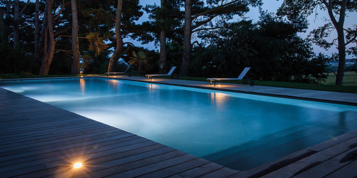 Coffrets de contrôle et d’alimentation pour projecteurs de piscine PoolPlanet, permettant de gérer l’éclairage LED, la sécurité électrique et l’allumage automatique ou manuel des luminaires immergés.