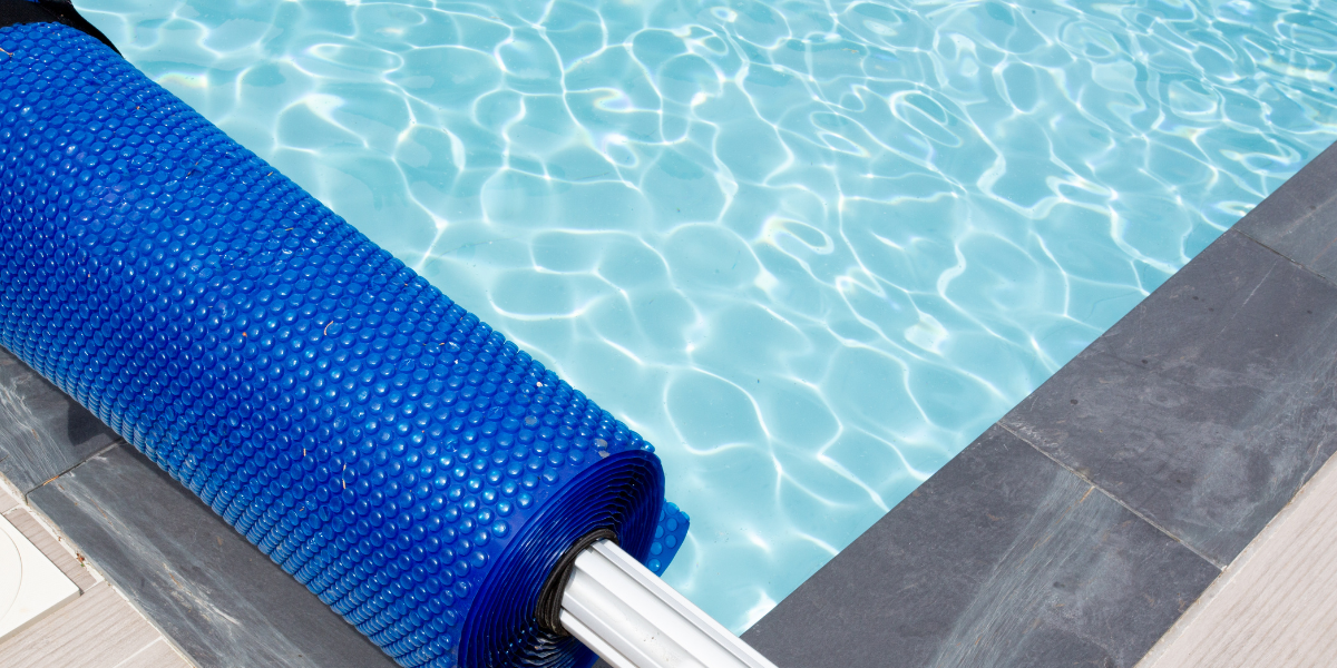 Bâche d’hivernage Poolplanet installée sur piscine, conçue pour protéger l’eau des impuretés, limiter le gel et préserver l’installation pendant la saison froide.