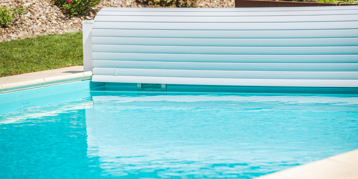 Couverture de sécurité rigide illustrant les bâches à barres Poolplanet, combinant protection, isolation et sécurité pour la piscine tout au long de l’année.