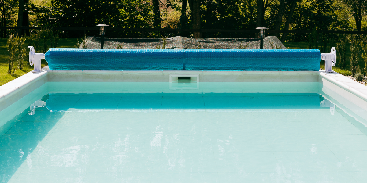 Piscine équipée d’une bâche à bulles Poolplanet, solution économique pour conserver la chaleur de l’eau, limiter l’évaporation et protéger la piscine des impuretés.