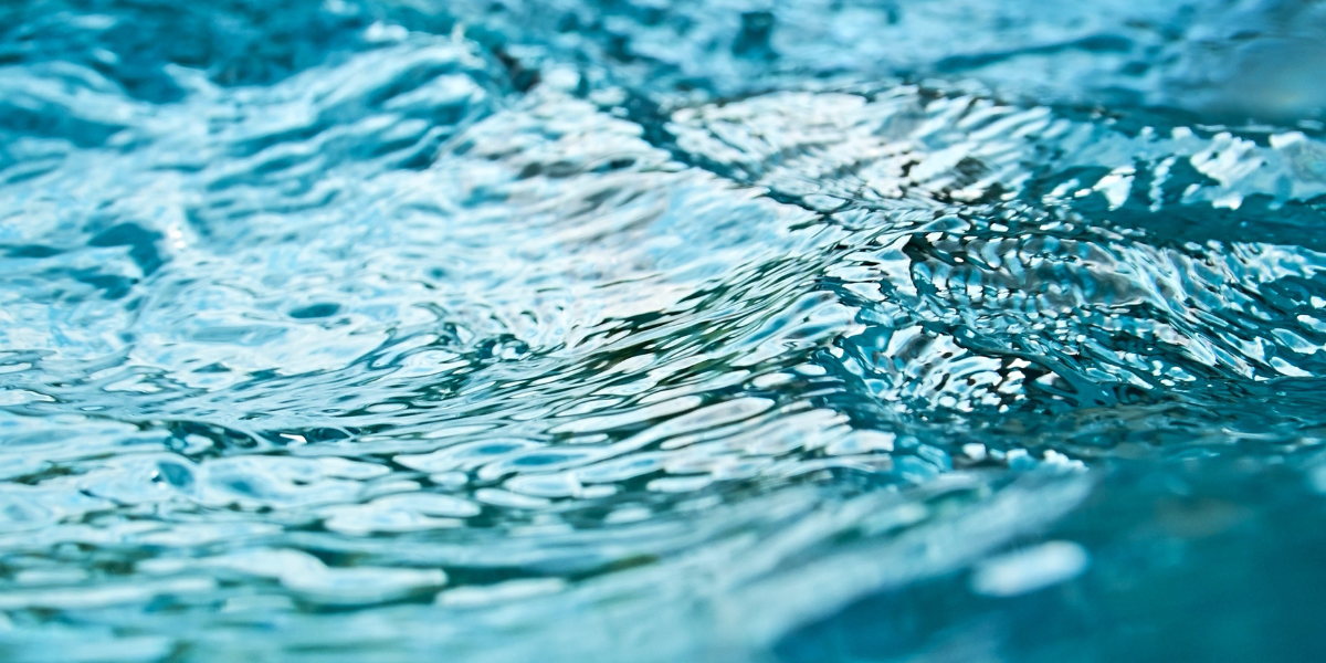 Gardez une eau parfaitement équilibrée grâce aux régulateurs pH et ORP Poolplanet : ajustement automatique, précision, confort et sérénité pour un traitement toujours optimal de votre piscine.