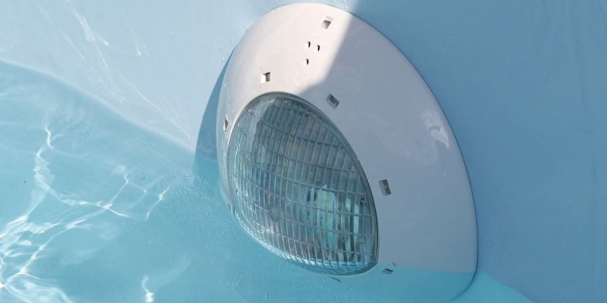 Enjoliveur de projecteur installé sous l’eau, illustrant la gamme Poolplanet d’enjoliveurs pour projecteurs piscine, alliant protection, esthétique et finition soignée pour un éclairage harmonieux du bassin.