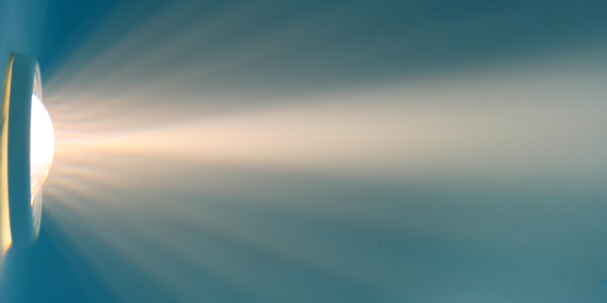 Projecteur à visser sur refoulement Poolplanet, éclairage LED simple à installer, idéal pour illuminer la piscine sans niche encastrée.