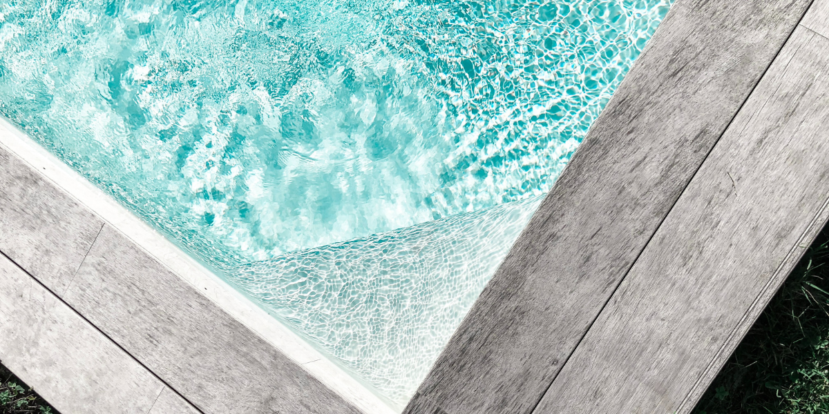 Eau de piscine claire et scintillante, illustrant le traitement aux UV Poolplanet, une solution écologique et performante pour désinfecter l’eau de la piscine sans produits chimiques agressifs.