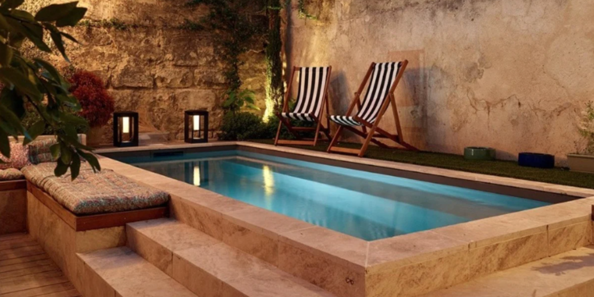 Petite piscine hors-sol éclairée de nuit, illustrant la gamme Poolplanet de projecteurs pour piscines hors-sol, offrant un éclairage simple, esthétique et sécurisé pour prolonger les baignades en soirée.