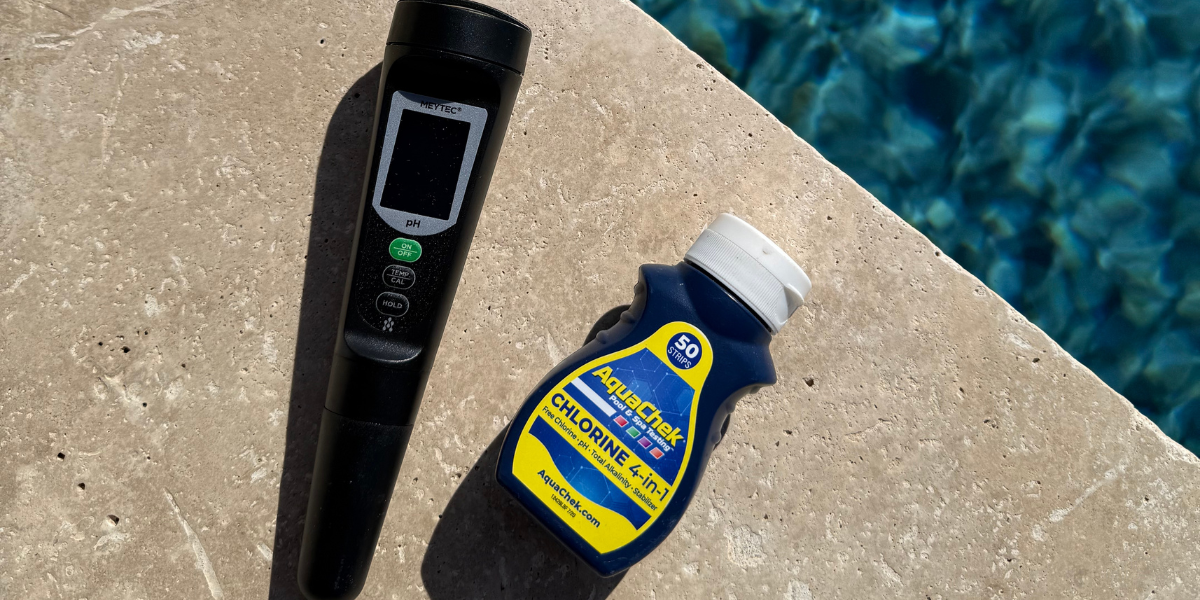 Testeur électronique et flacon de bandelettes posés au bord d’une piscine, illustrant les testeurs et solutions Poolplanet pour mesurer le pH, le chlore et la qualité de l’eau afin de garantir une piscine saine et équilibrée.